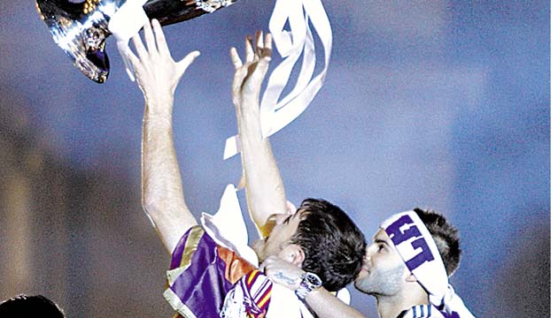 Iker Casillas (izq.) y Jesé, con la copa de Europa. (EFE )