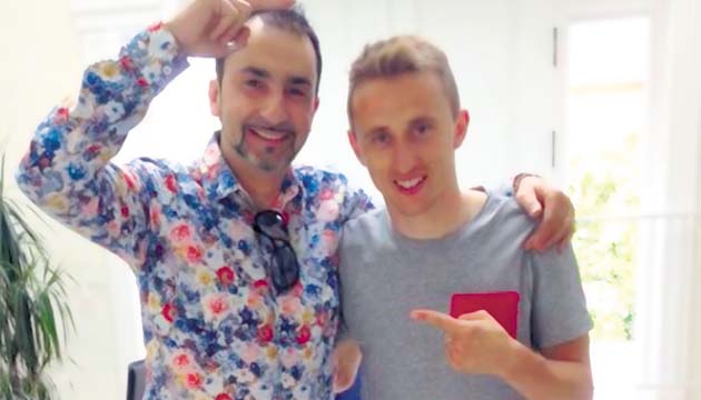 El peluquero Miguel Siero y Luka Modric (dcha.)