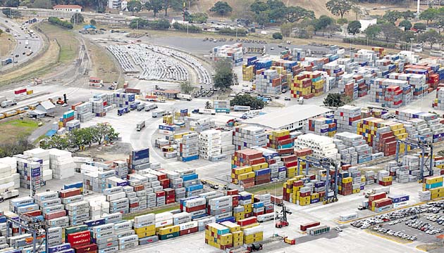 Se invierten más de $1,000 millones en la modernización y ampliación de los puertos.(Archivo)