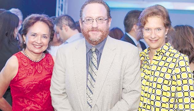 4. Mariela Sagel, Adolfo Linares y Rosalind Baitel.