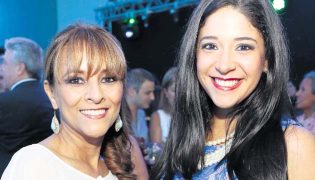 6. Estela Villa-Real y Lili Urriola.