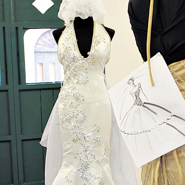 Clásico. Traje de novia trabajado en tela de seda con pedrería en forma de flores del diseñador Víctor Escudero.(Shino HS)