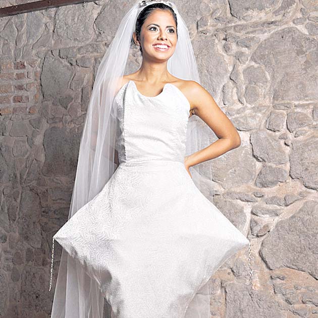 Vestido de novia. La diseñadora Yael Toro se inspiró en los paraguas para dar la forma a este innovador vestido de novia que armoniza detalles clásicos de la moda de época con el vanguardismo de su creadora.