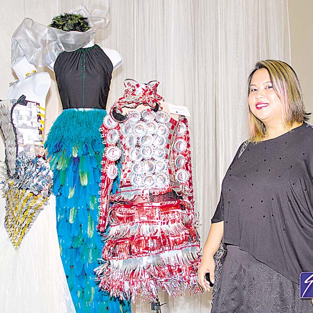 El Avatar. Fue la inspiración de la diseñadora Verónica Chen, para su colección utilizando latas de Coca Cola, plumas y aluminio.