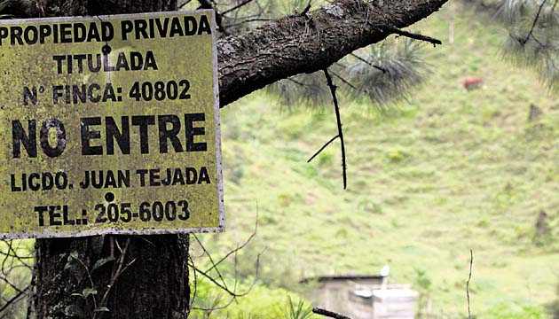 Asentamientos. Son contados los que se observan. Después de ingresar al paseo turístico se dejan atrás las primeras casas, y a 45 minutos de recorrido se alcanza a ver una nueva, luego la distancia entre una y otra se hace más larga.