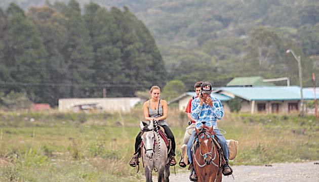 Senderos. A nivel de la provincia de Chiriquí, en Tierras Altas se tienen varios senderos, sobre todo en Volcán, Cerro Punta y Boquete, las cuales son las áreas más visitadas por los turistas.