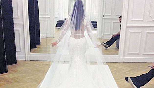 Kim observó el largo vestido. ¡Lista para salir!