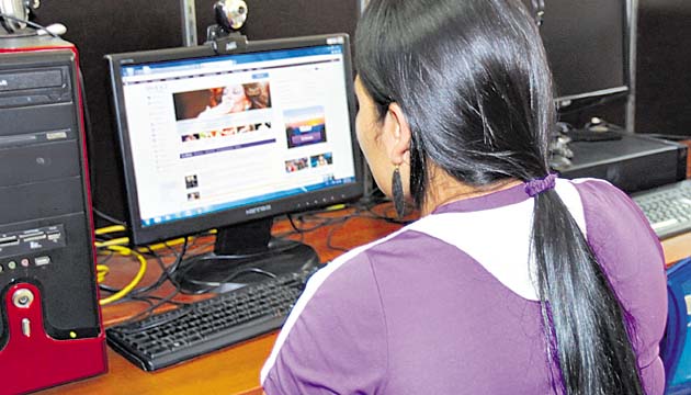 La búsqueda de vacantes por internet cada vez tiene más seguidores.(Alejandro Méndez)