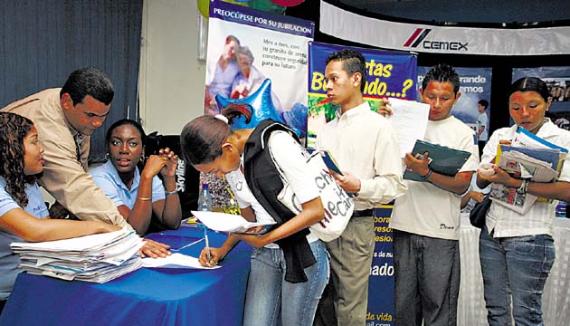 Panameños no tendrán que hacer filas para entregar currículum físico.(Archivo)
