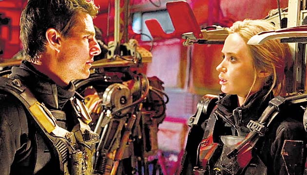 Rita Vrataski apoya a Cage, es una guerrera.