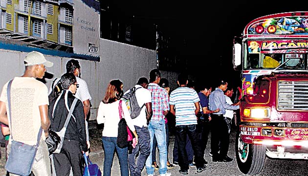 Las filas están a la orden del día en la mayoría de las paradas.(Raymundo Rivera)