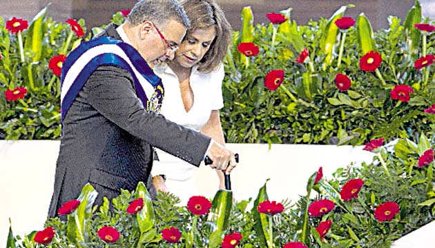 Funes entrega el poder, pese a la muerte de su madre