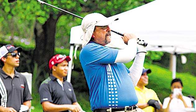2. El golfista aficionado Eduardo Cotes observa la trayectoria de la pelota.