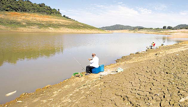 El nivel de la presa Jaguari, que forma parte del Sistema para proporcionar agua para el área metropolitana de Sao Paulo, en Bragança, presente un bajo nivel de agua.