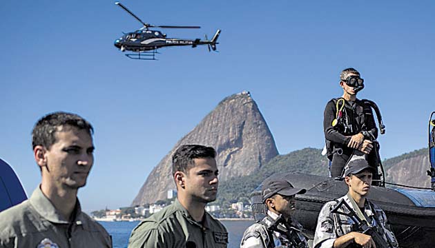 La policía y parte del ejército están encargados de las medidas de seguridad de la Copa Mundial de Fútbol Brasil 2014.(AP)