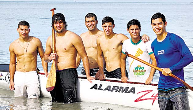 Tienen que emplearse a fondo para sacar el cayuco del agua.(Anayansi Gamez)
