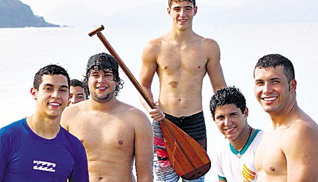 Los chicos se fotografían después del entrenamiento.(Anayansi Gamez)