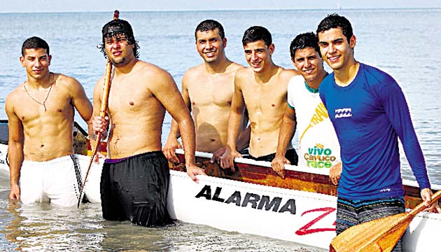 Equipo. A pesar de pertenecer a dos grupos de distintos cayucos, los atletas se han unido como una familia con el objetivo de representar a un solo país.(Anayansi Gamez)