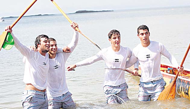 Celebración. El equipo Alarma 24 celebra una de sus victorias en una de las pruebas evaluativas previa a la regata Océano a Océano, Copa Centenario 2014.(Anayansi Gamez)