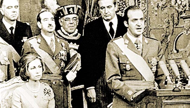Juramento como rey de España. Juró fidelidad a las leyes del movimiento franquista, con su actitud, promovió y alentó la Ley para la Reforma Política, que fue votada por el Congreso de los Diputados el 18 de noviembre de 1976 y aprobada en referéndum con un apoyo del 94%.