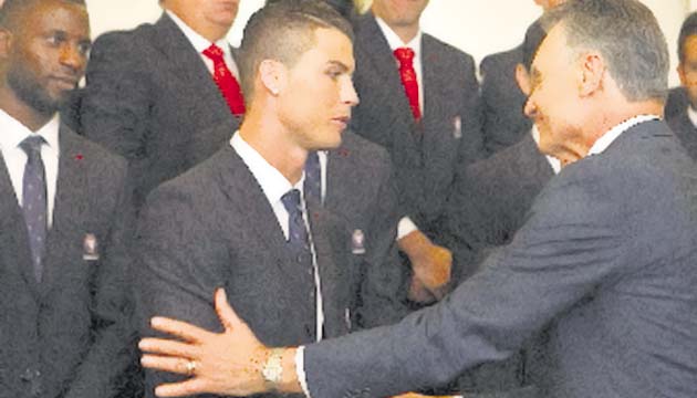 Presidente de Portugal comparte con los jugadores de su selección