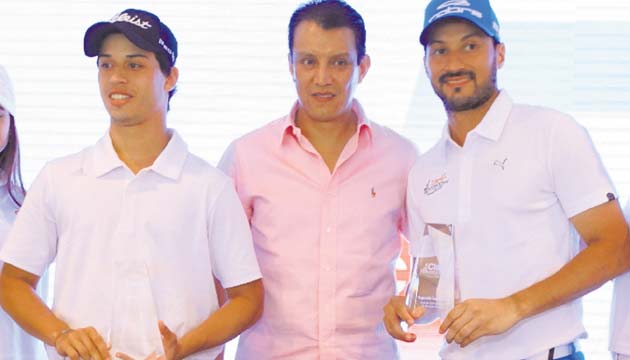 2. De izq. a dcha: Adrián Ríos, Oscar Borda (gerente de Claro) y Eduardo Deir.
