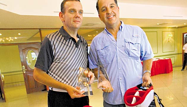 4. De izq. a dcha: Roberto Díaz y Ricardo Echeverría, ganadores del tercer ‘gross’.