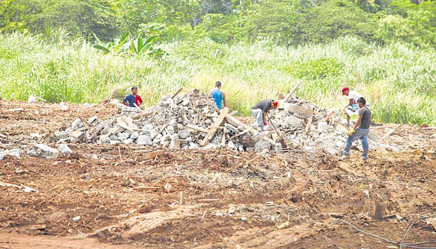 Negocio, sin control. En La Chorrera, cerca de Westland Mall, en sentido hacia la ciudad, un terreno es utilizado sin ningún tipo de permiso para lucrar con los residuos de proyectos aledaños a este sitio.