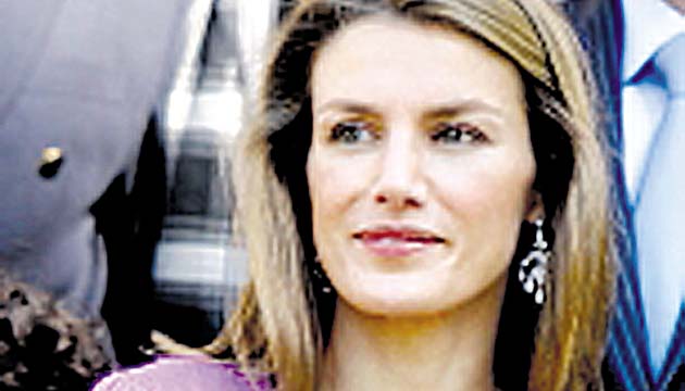 Reina Letizia Ortiz. Será la primera reina de España que no desciende de una familia aristocrática. Tiene 10 años de casada.