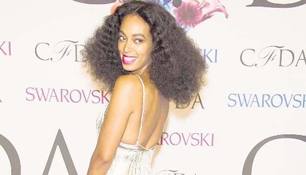 Solange reapareció en esta premiación de moda.(AFP.)