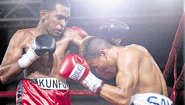 Victoria. Amrit Herrera se lució en su debut al vencer Fabián Salazar por decisión mayoritaria, luego de foguearse en cuatro asaltos.(Alberto Ortega)