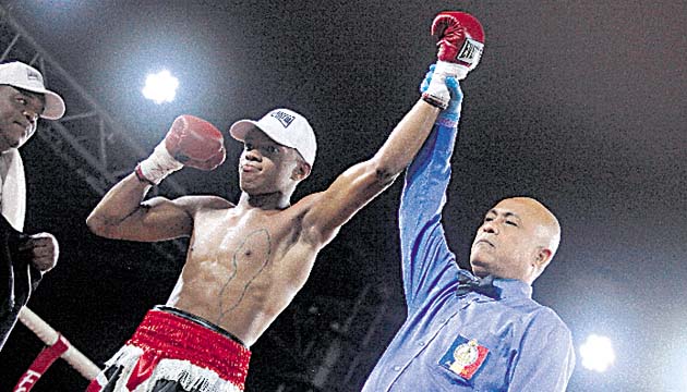 Buen comienzo. El panameño Jaime Arboleda debutó profesionalmente con un nocaut al 1:37 del primer asalto sobre el bocatoreño Camilo Georget.(Alberto Ortega)