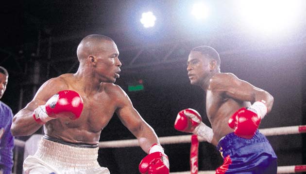 Guerra. César Rivas acabó con Edwin Gamboa por nocaut técnico en el sexto asalto, durante la velada VIP Boxing Night III, organizada por la promotora Promociones y Eventos del Istmo.(Alberto Ortega)