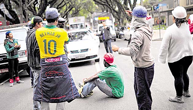 Exigencia. Un grupo de obreros llegó a un acuerdo ayer para poner fin a una serie de protestas por salarios que no habían sido pagados en la ciudad de Curitiba, donde se disputarán cuatro partidos de la primera fase.