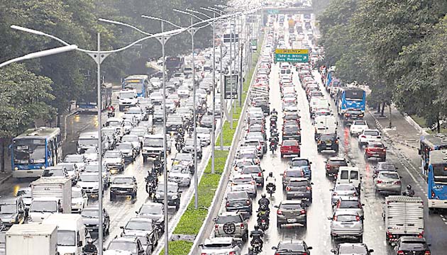 Tráfico. Además del trastorno en la rutina diaria de millones de personas, la huelga y la lluvia dejaron cifras récords de tráfico en las vías paulistas, que alcanzaron un máximo de 251 kilómetros.