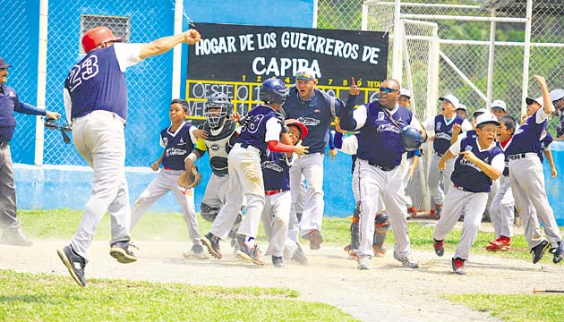 Los veragüenses celebran en el estadio de Villa Rosario de Capira.(Alberto Ortega)