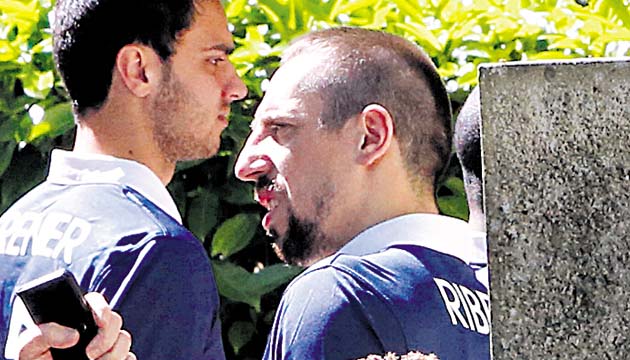 Clément Grenier (izq.) y Franck Ribéry no jugarán en Brasil 2014.(AP)