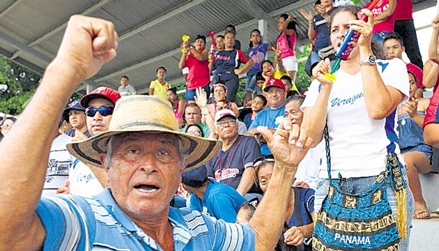 Desde las gradas, el público no dejaba de entonar cánticos que animaran a los pequeños deportistas a realizar buenas jugadas y conseguir el anhelado campeonato.
