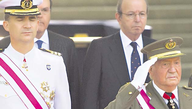 El rey Juan Carlos I y su hijo en el desfile de las Fuerzas Armadas.(AP)
