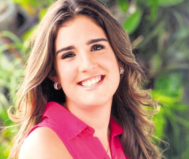 Eloisa María Lewis Castrellón. La señorita Eloisa María es una de las participantes del Festival de Debutantes 2014, cuyos fondos serán destinados a labor social. Es hija del señor Gabriel Lewis Navarro y la señora María Eugenia Castrellón de Lewis.
