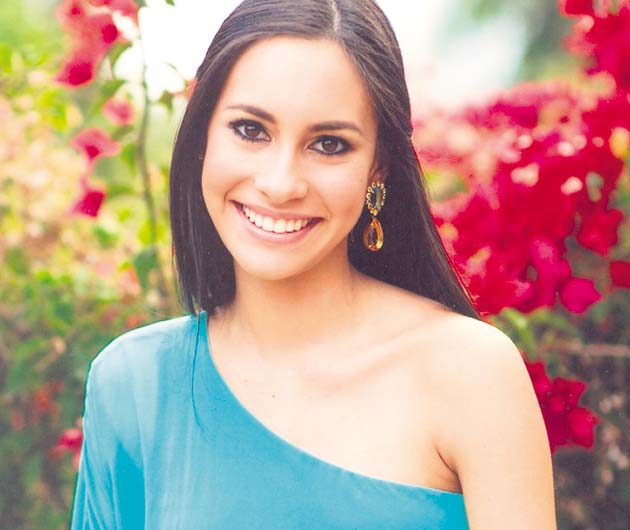 Aída Domingo Díaz. Aída participará en el Festival de Debutantes 2014, cuyos fondos se destinarán a la labor social que realizan las Damas Guadalupanas. Es hija de los señores Rolando Domingo González y Celia Raquel Díaz de Domingo.