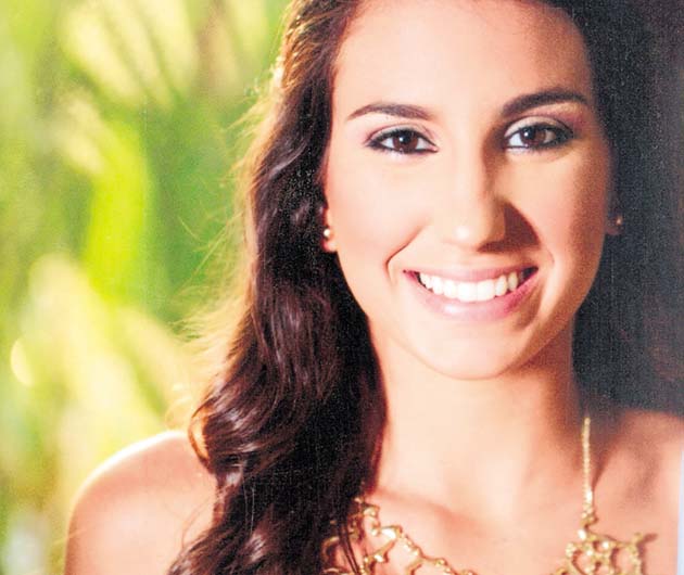 María Cristina Mamais Gago. La encantadora María Cristina participará en el Festival de Debutantes 2014 de las Damas Guadalupanas. Es hija del hogar formado por el señor Nikos Mamais Arbaiza y la señora Mary Carmen Gago de Mamais.