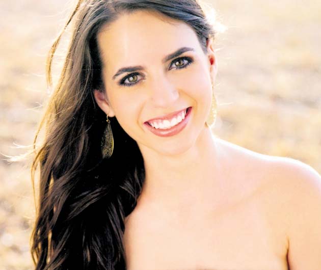 Sofía Beatriz Jiménez Brin. La bella damita Sofía Beatriz es una de las participantes en el Festival de Debutantes 2014, a beneficio de los más necesitados. Sus padres son Roberto Alonso Jiménez Arias y Verónica Brin de Jiménez.