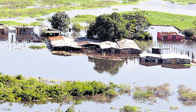 Miles de casas fueron afectadas en la localidad de Lambaré.(EFE)
