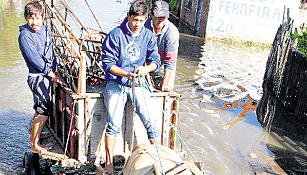 Calle inundada en un barrio en Asunción.(EFE)