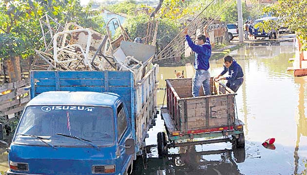 Una familia rescata los pocos bienes que le quedaron.(EFE)