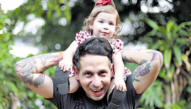 Su dulce mirada es lo que lo motiva a seguir luchando cada día.(Aurelio Suira)