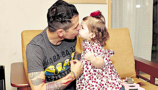 Con todo su corazón, le dedicó a su princesa el tema ‘Aguacerito’