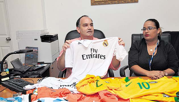 Las camisetas que ofrecen vendedores ambulantes son falsificadas.(Erick Barrios)