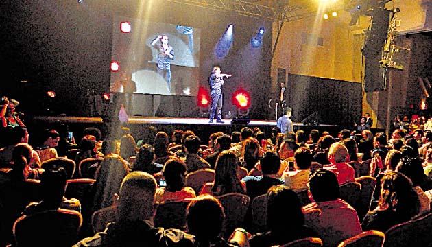 El humorista se echó al bolsillo a los asistentes con sus ocurrencias.